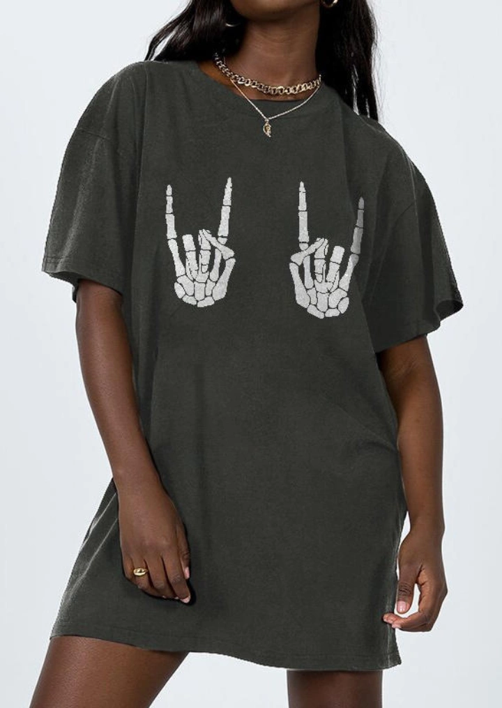 T-Shirt Da Mão De Esqueleto Do Dia Das Bruxas Cinzento Escuro #2
