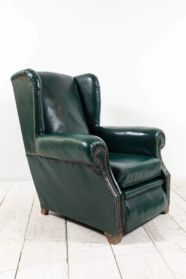 Paar französische grüne Leder Wingback Stühle #4