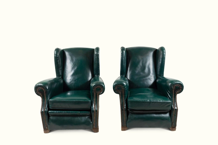 Paar französische grüne Leder Wingback Stühle #1