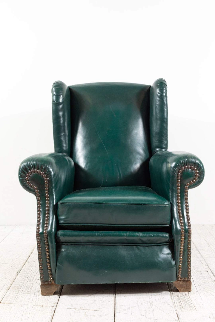 Paar französische grüne Leder Wingback Stühle #3